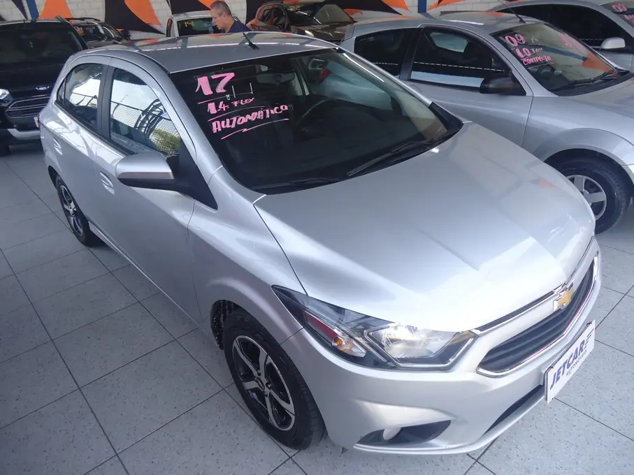 CHEVROLET Onix Hatch - Foto