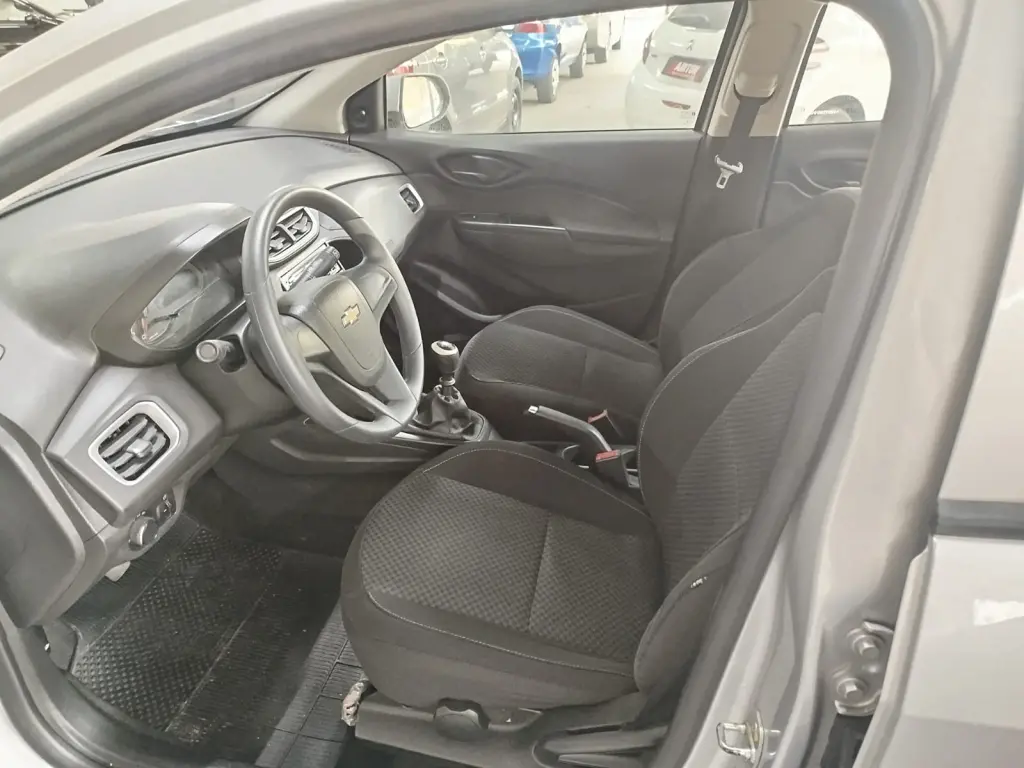 CHEVROLET Onix Hatch - Foto