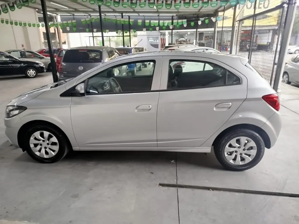 CHEVROLET Onix Hatch - Foto