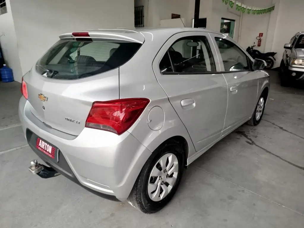 CHEVROLET Onix Hatch - Foto