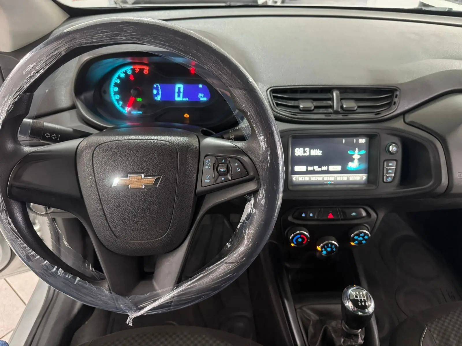 CHEVROLET Onix Hatch - Foto