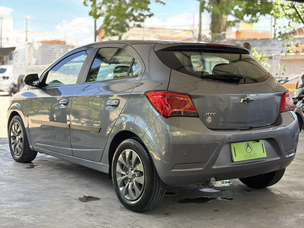 CHEVROLET Onix Hatch - Foto