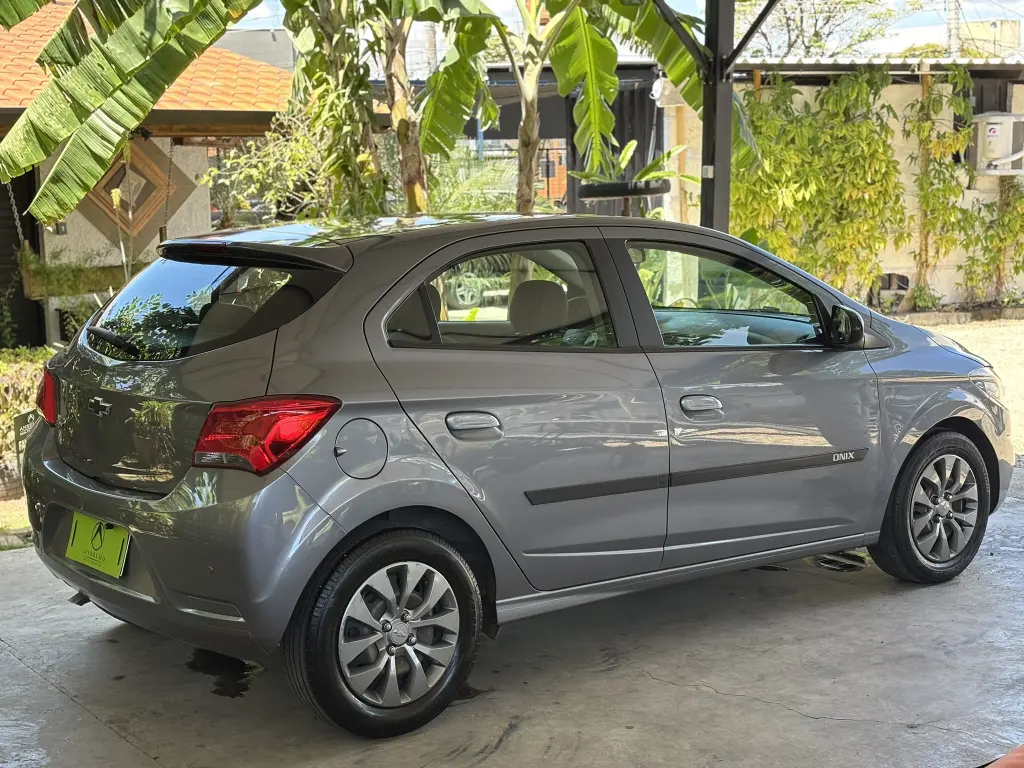 CHEVROLET Onix Hatch - Foto