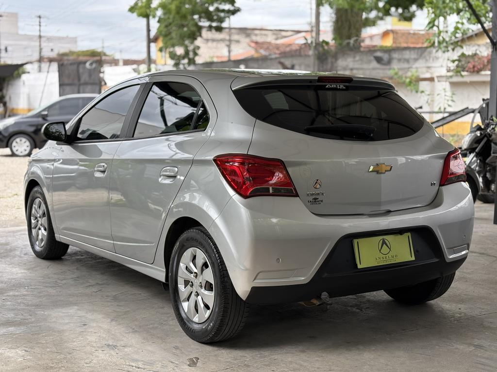 CHEVROLET Onix Hatch - Foto