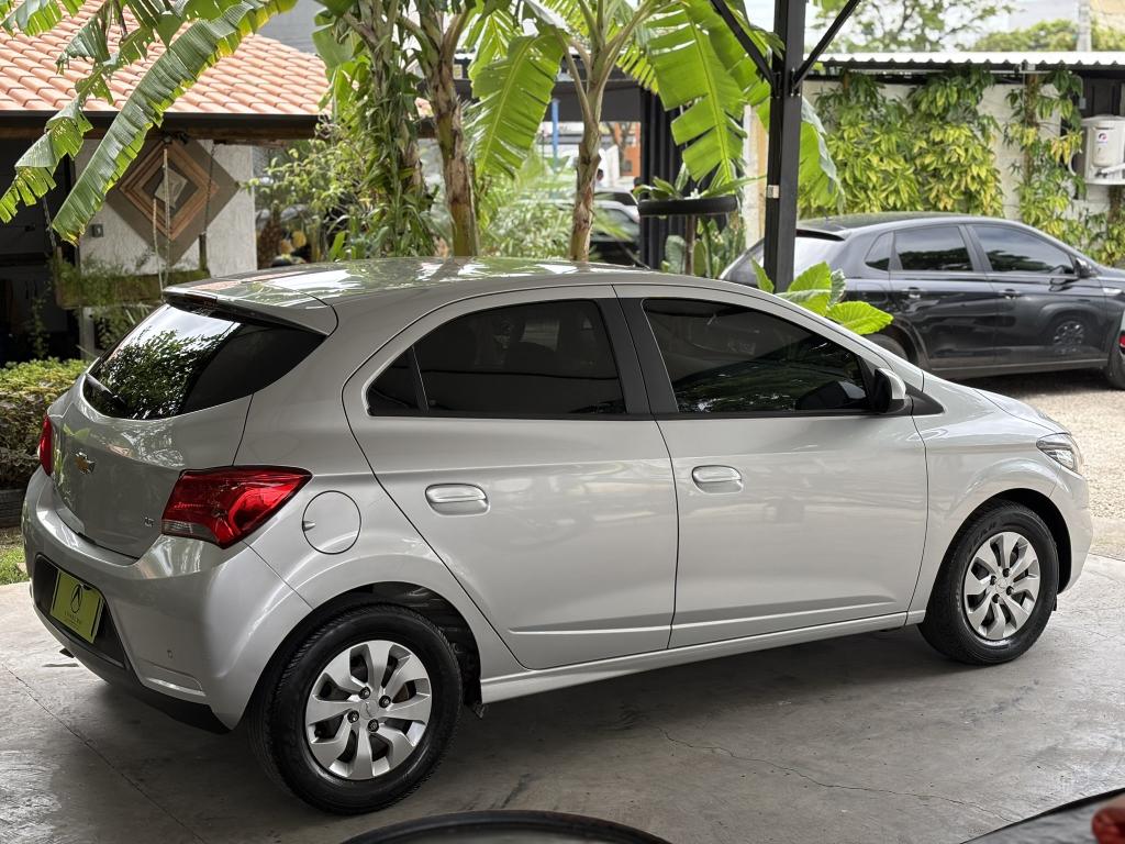 CHEVROLET Onix Hatch - Foto