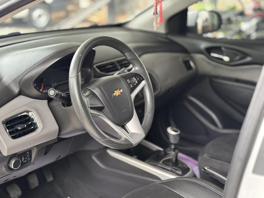 CHEVROLET Onix Hatch - Foto