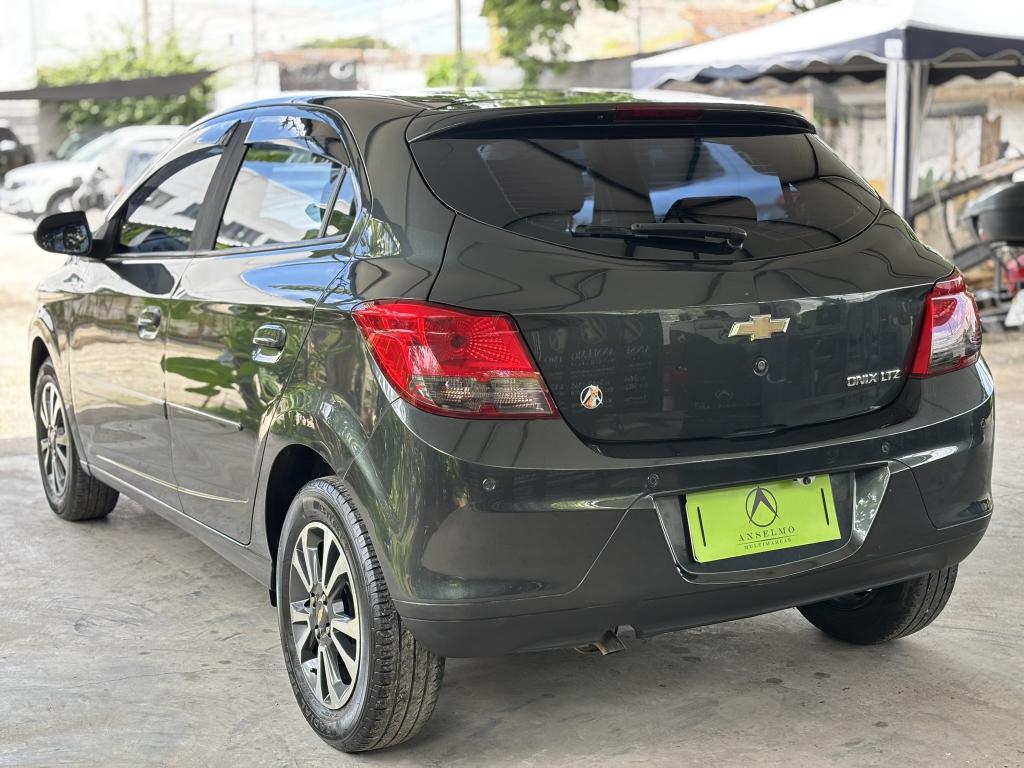 CHEVROLET Onix Hatch - Foto