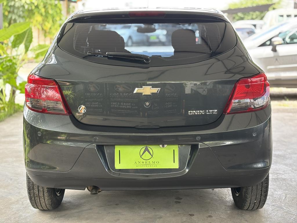 CHEVROLET Onix Hatch - Foto