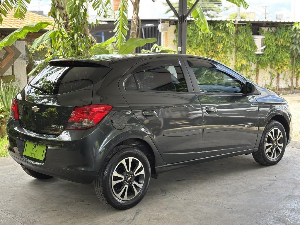 CHEVROLET Onix Hatch - Foto