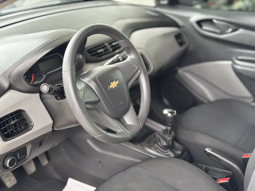 CHEVROLET Onix Hatch - Foto