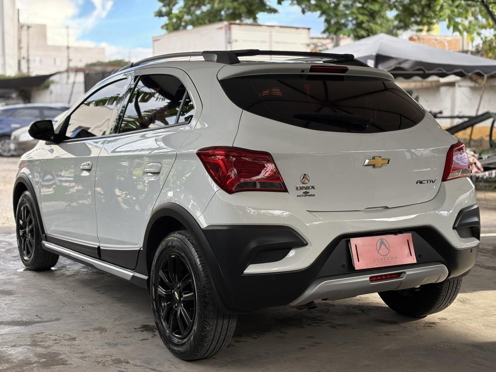 CHEVROLET Onix Hatch - Foto