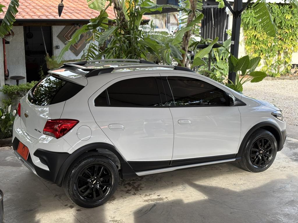 CHEVROLET Onix Hatch - Foto