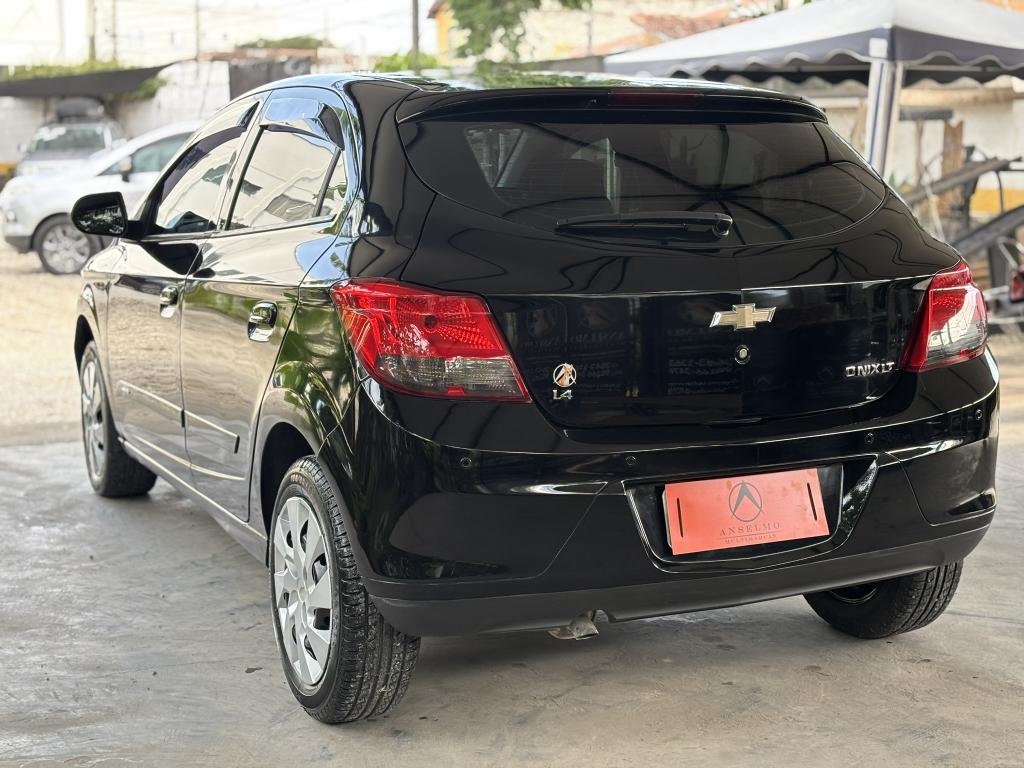 CHEVROLET Onix Hatch - Foto