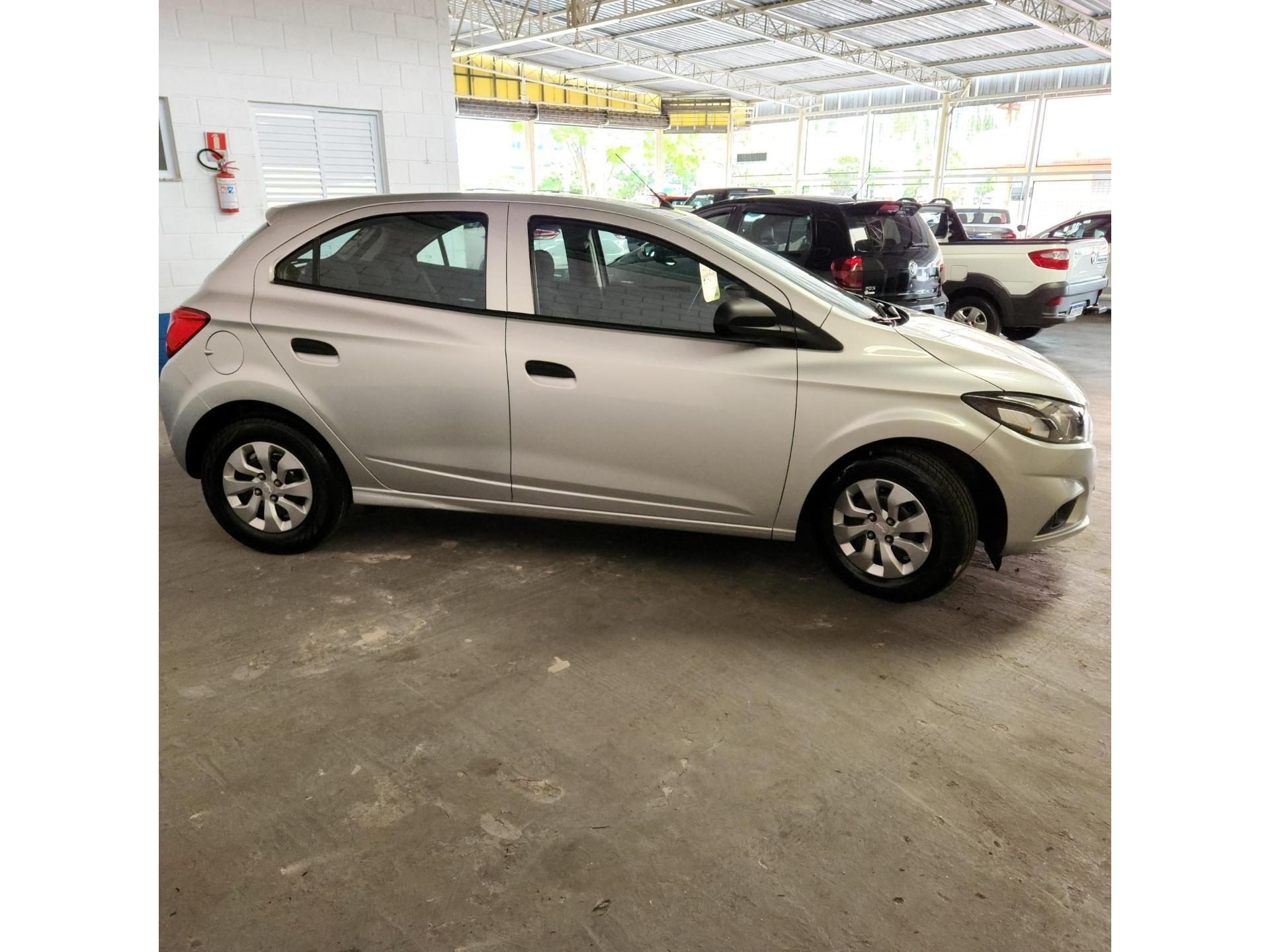 CHEVROLET Onix Hatch - Foto