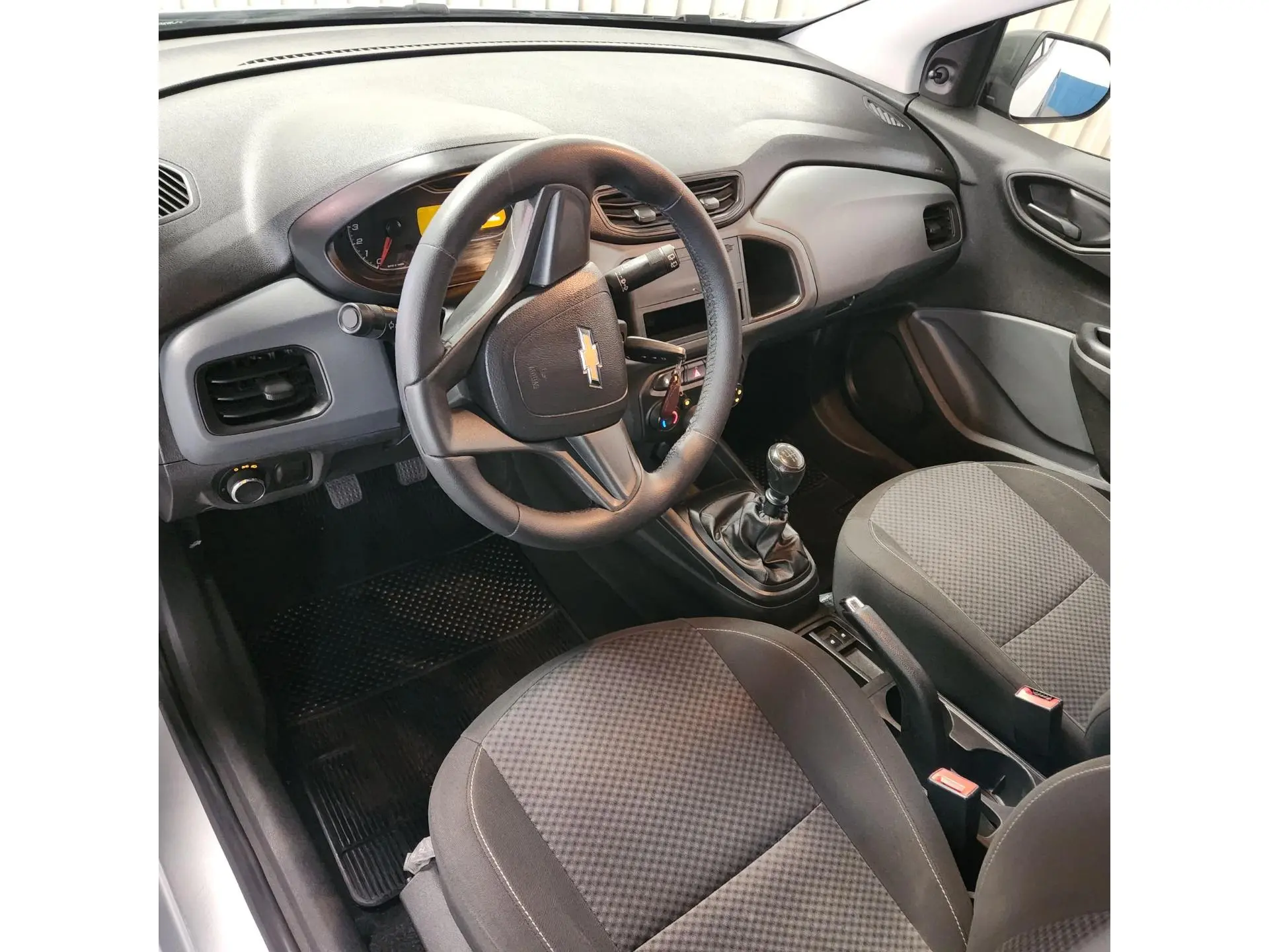 CHEVROLET Onix Hatch - Foto