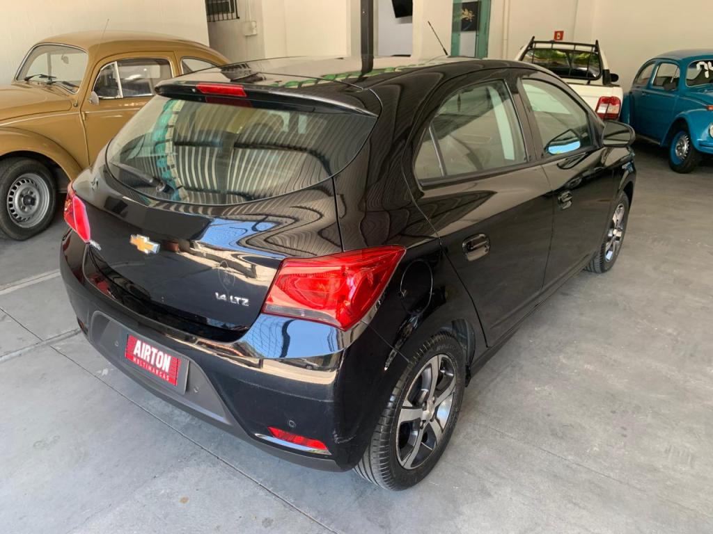 CHEVROLET Onix Hatch - Foto