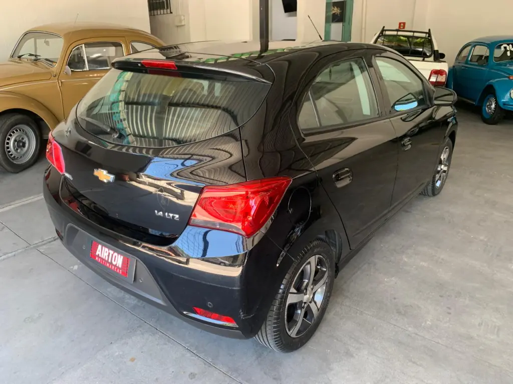 CHEVROLET Onix Hatch - Foto