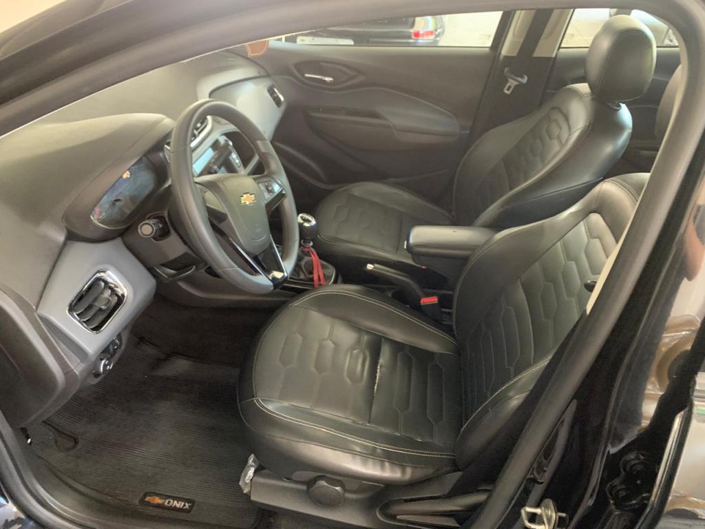CHEVROLET Onix Hatch - Foto