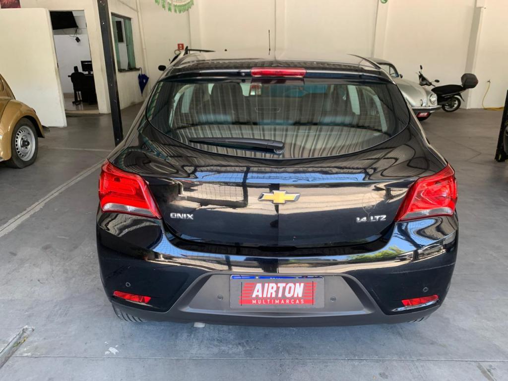 CHEVROLET Onix Hatch - Foto