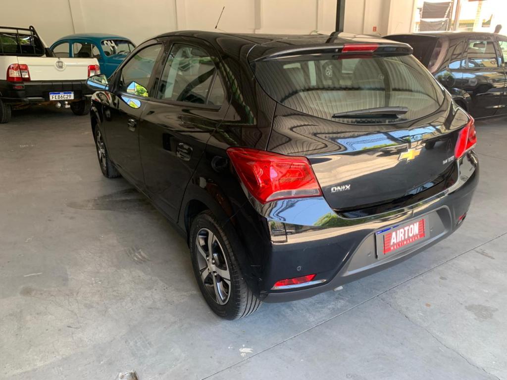 CHEVROLET Onix Hatch - Foto