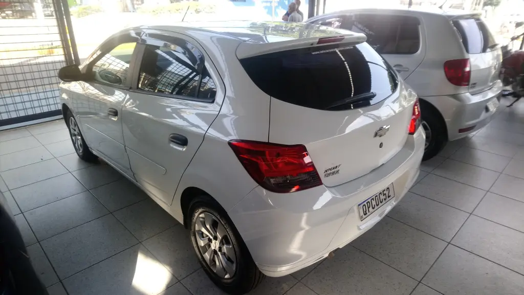 CHEVROLET Onix Hatch - Foto