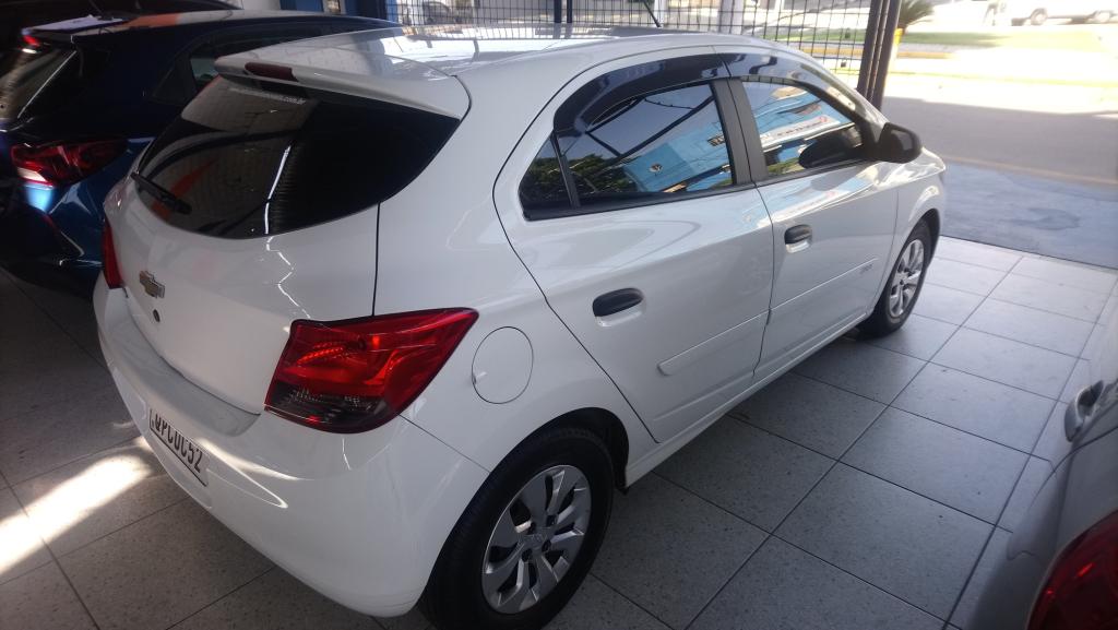 CHEVROLET Onix Hatch - Foto