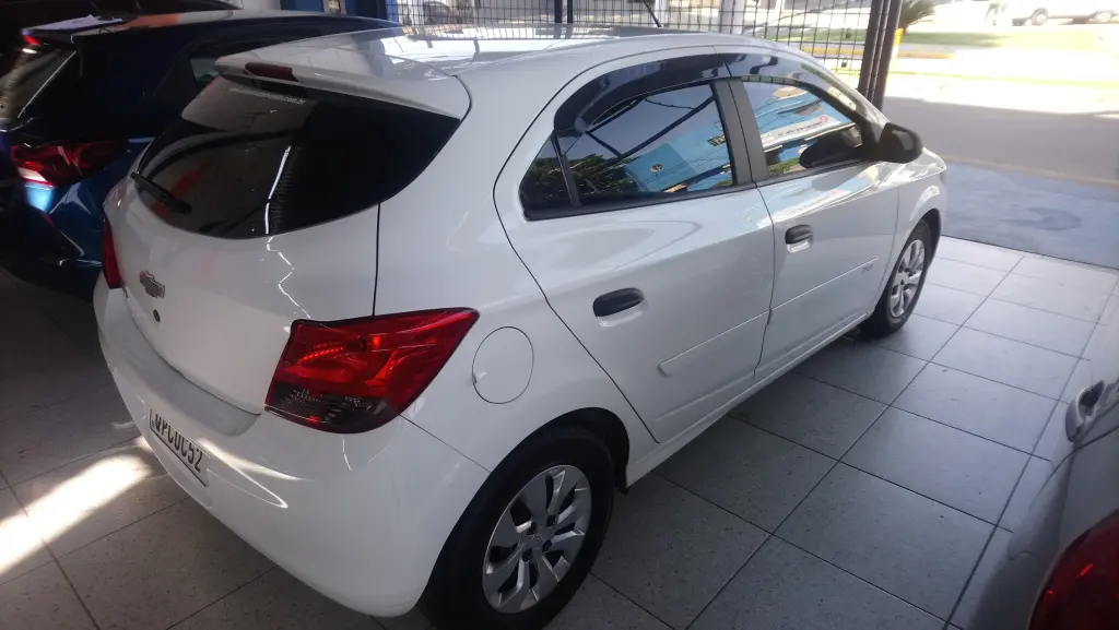 CHEVROLET Onix Hatch - Foto