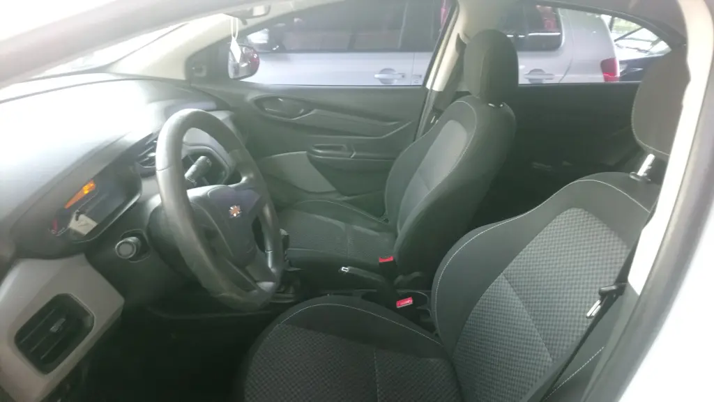 CHEVROLET Onix Hatch - Foto