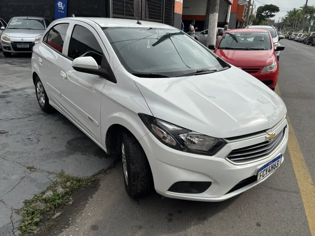 CHEVROLET Onix Hatch - Foto
