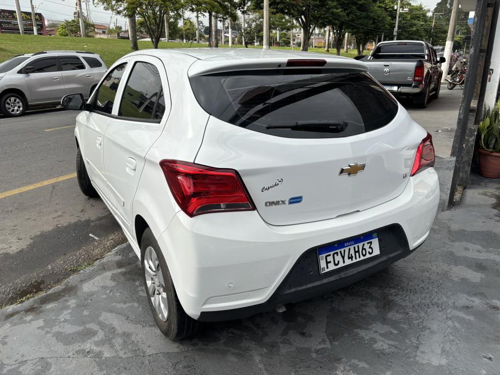 CHEVROLET Onix Hatch - Foto