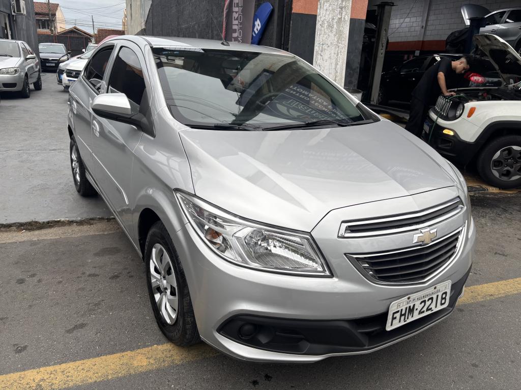 CHEVROLET Onix Hatch - Foto