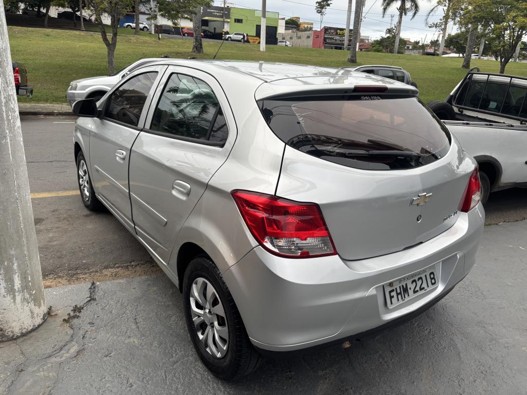 CHEVROLET Onix Hatch - Foto
