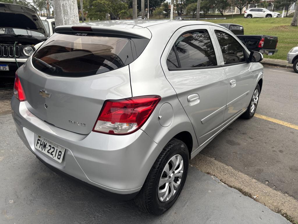 CHEVROLET Onix Hatch - Foto