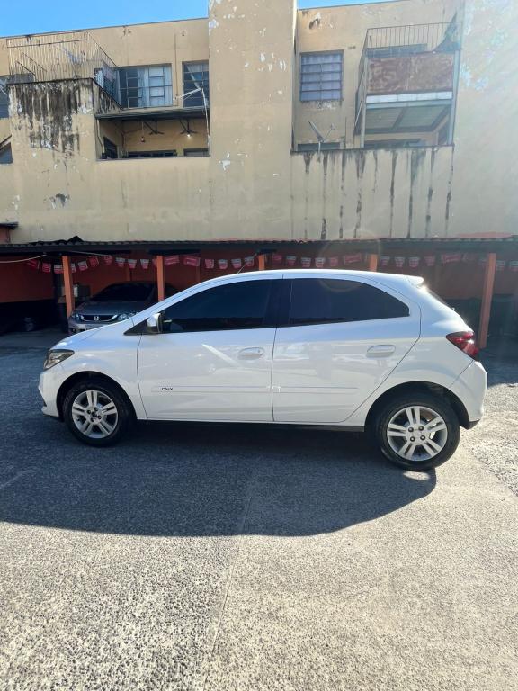 CHEVROLET Onix Hatch - Foto