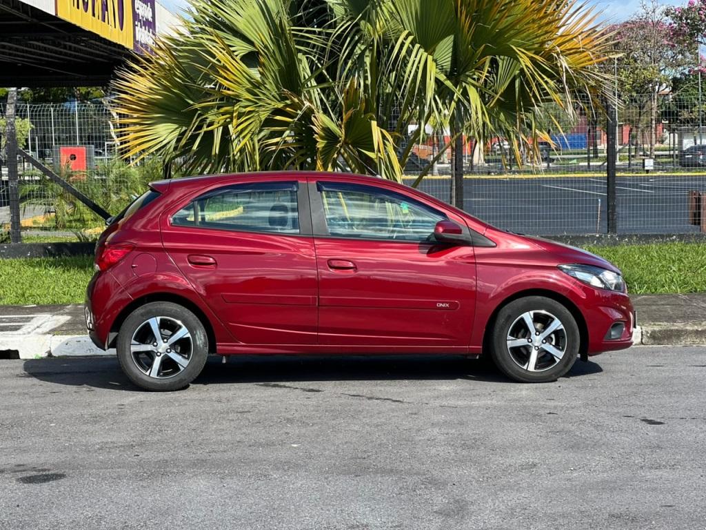 CHEVROLET Onix Hatch - Foto