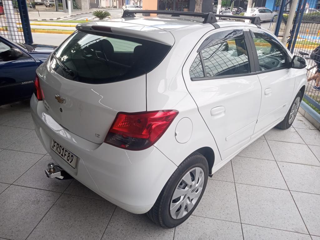 CHEVROLET Onix Hatch - Foto