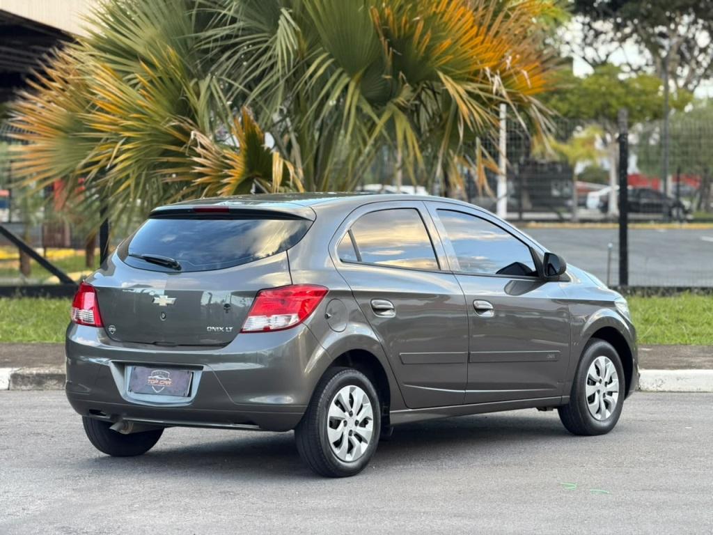 CHEVROLET Onix Hatch - Foto
