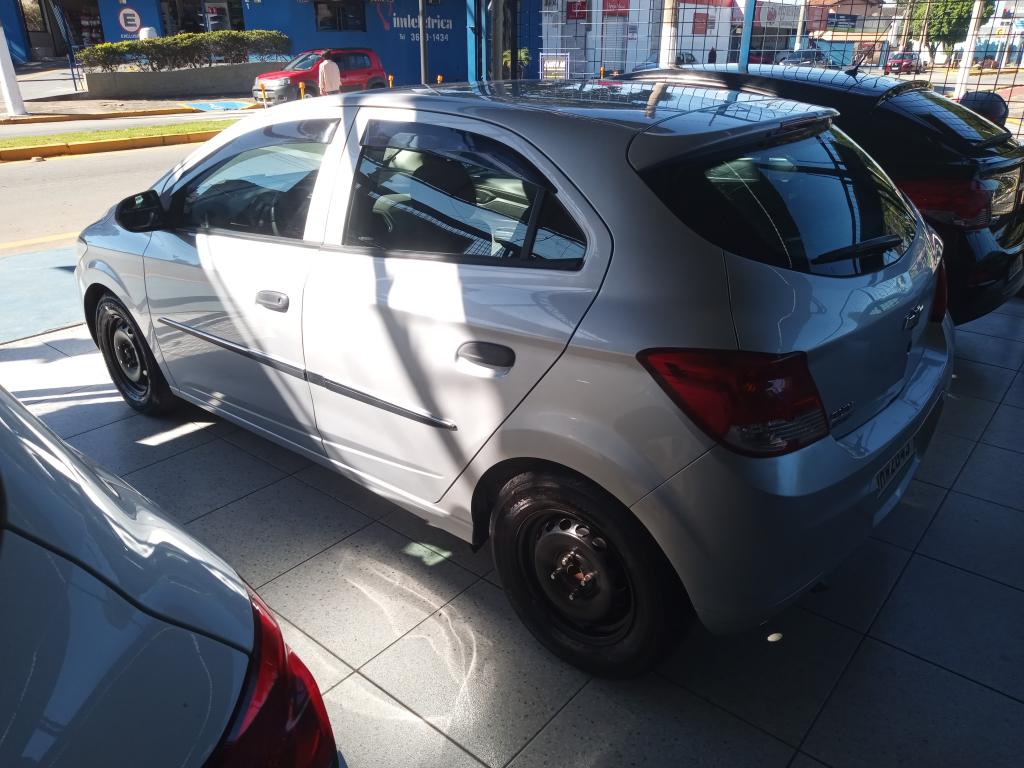 CHEVROLET Onix Hatch - Foto