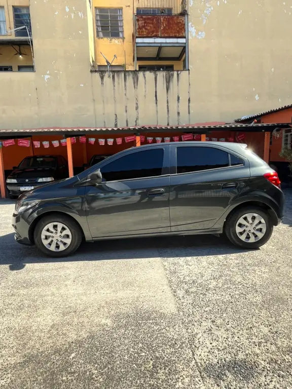 CHEVROLET Onix Hatch - Foto