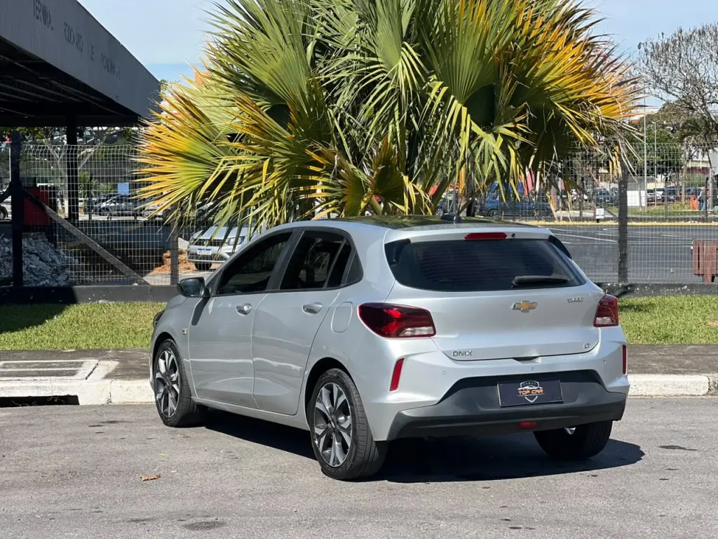 CHEVROLET Onix Hatch - Foto
