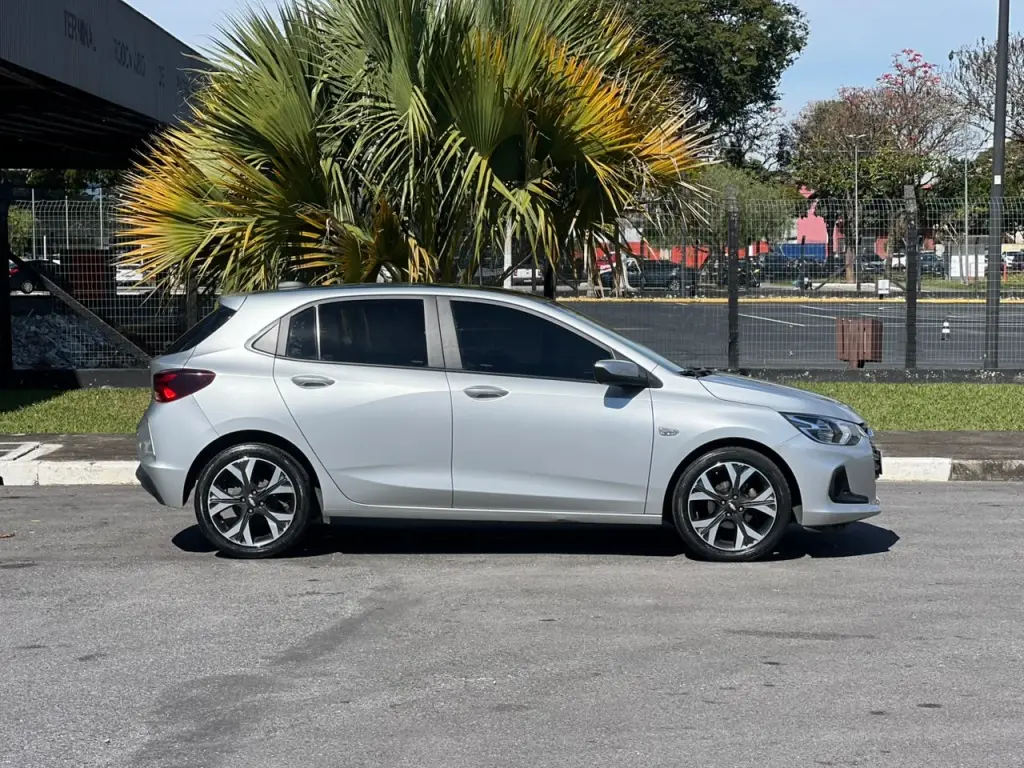 CHEVROLET Onix Hatch - Foto