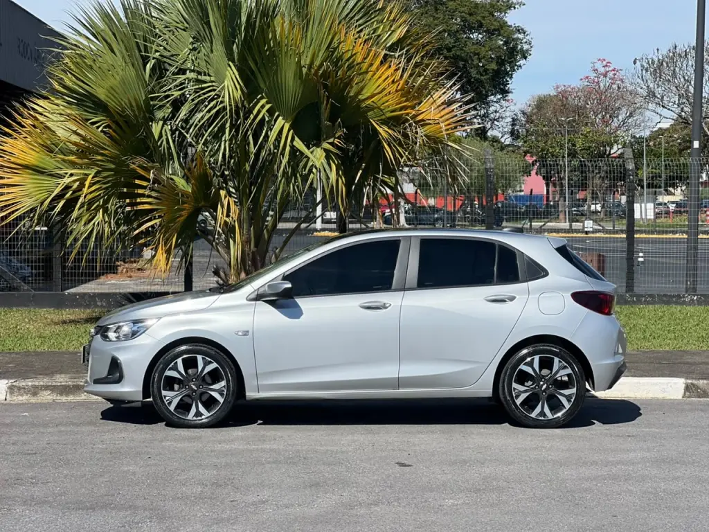 CHEVROLET Onix Hatch - Foto