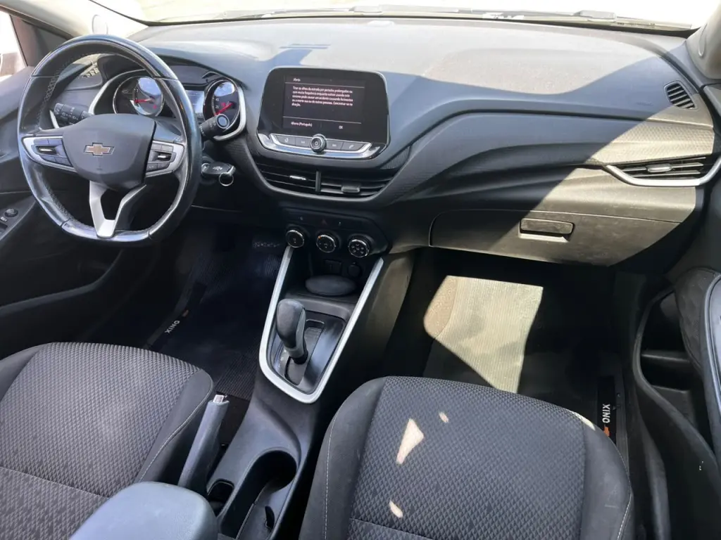 CHEVROLET Onix Hatch - Foto