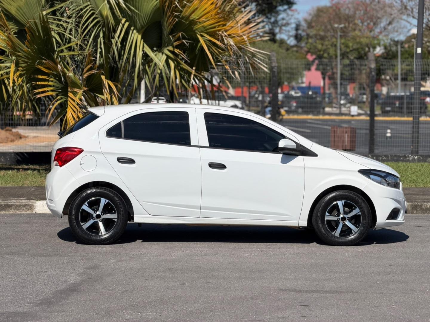 CHEVROLET Onix Hatch - Foto