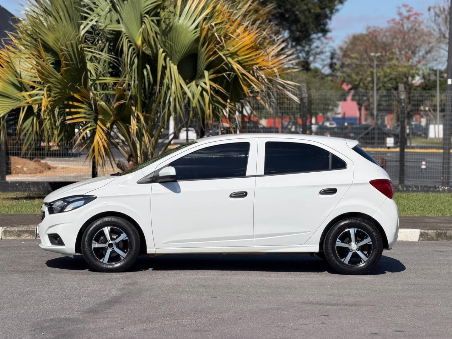 CHEVROLET Onix Hatch - Foto