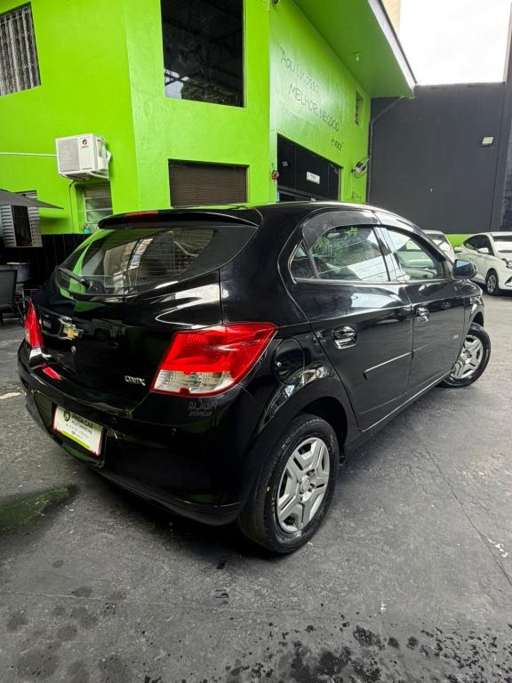 CHEVROLET Onix Hatch - Foto