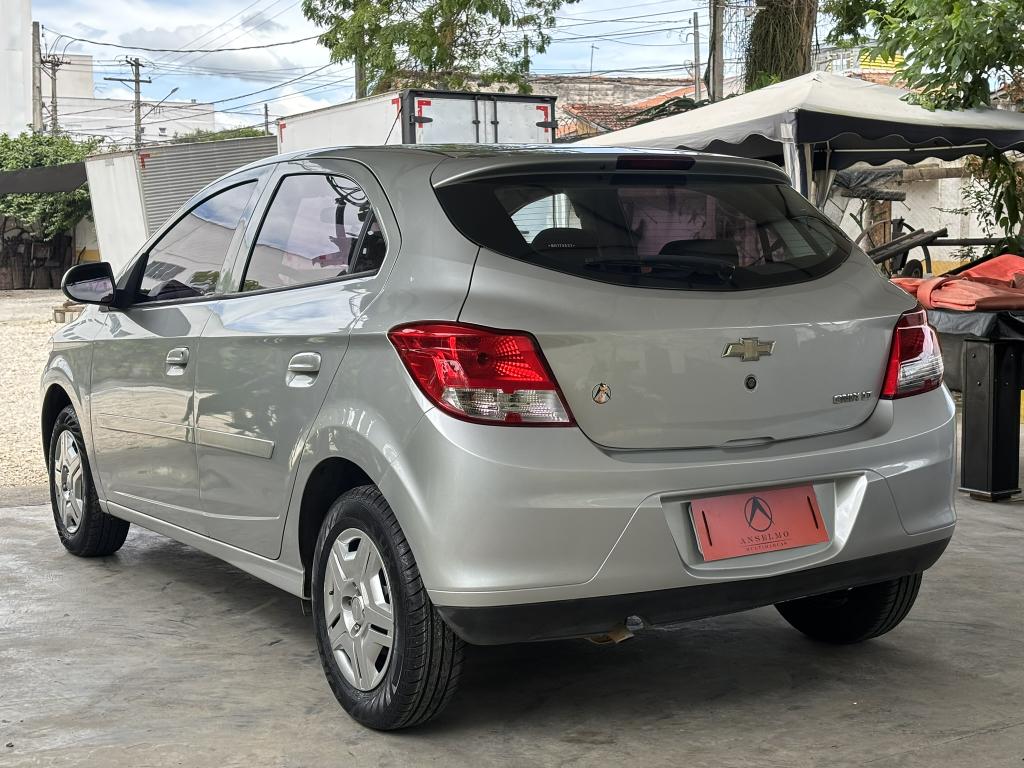 CHEVROLET Onix Hatch - Foto
