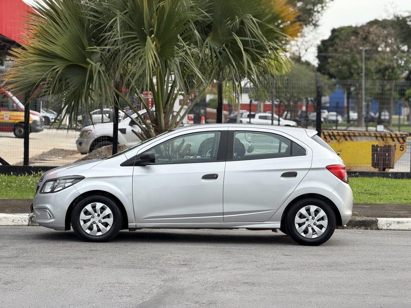 CHEVROLET Onix Hatch - Foto