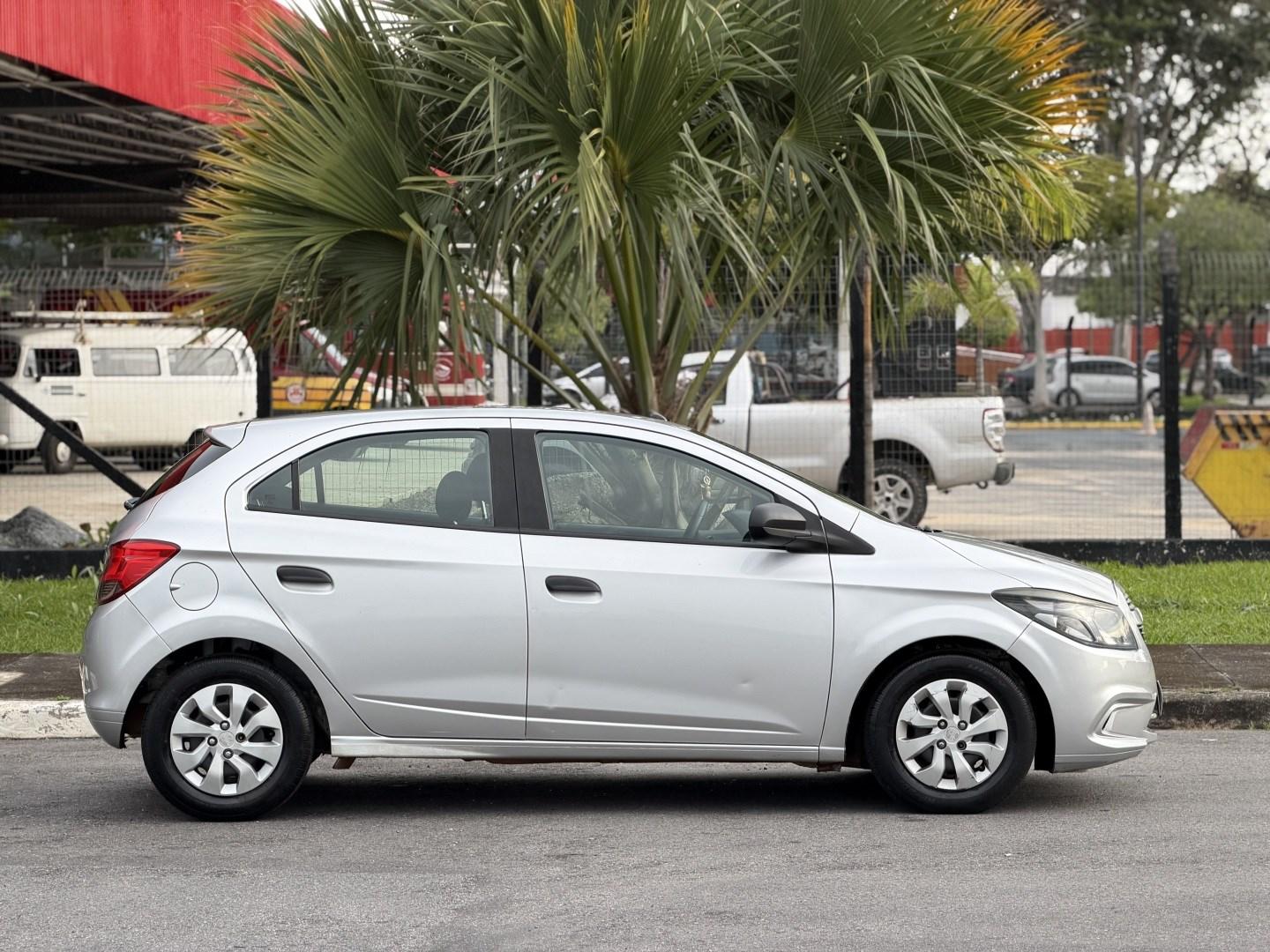 CHEVROLET Onix Hatch - Foto