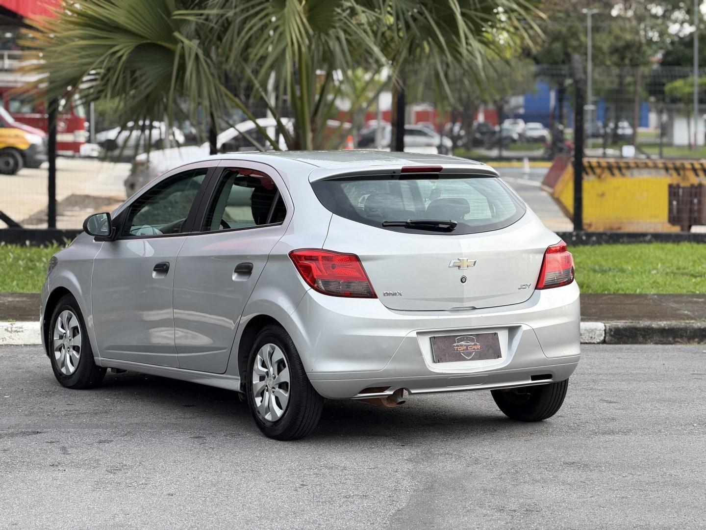 CHEVROLET Onix Hatch - Foto